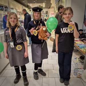 zdjęcia przedstawiają policjantów w galerii handlowej