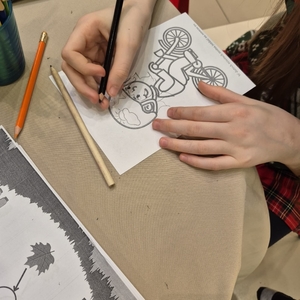 zdjęcia przedstawiają policjantów w galerii handlowej