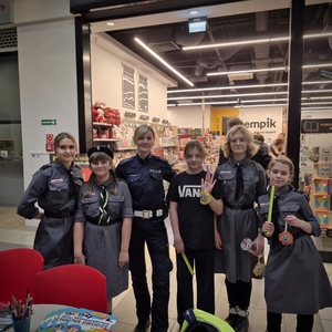 zdjęcia przedstawiają policjantów w galerii handlowej