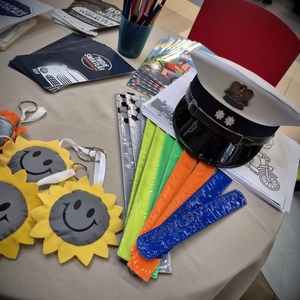 zdjęcia przedstawiają policjantów w galerii handlowej