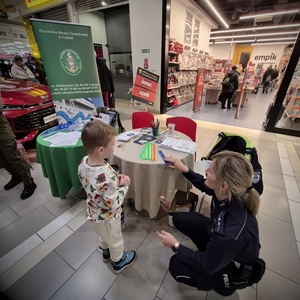 zdjęcia przedstawiają policjantów w galerii handlowej