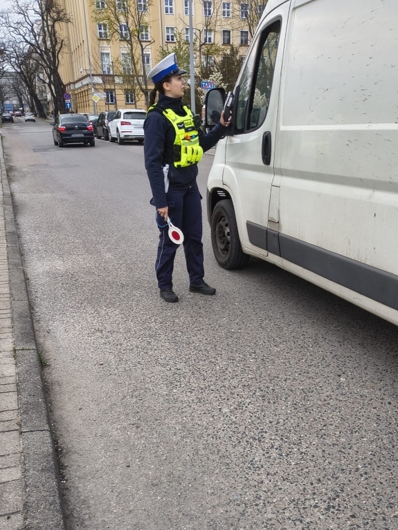 Policjantka podczas kontroli drogowej