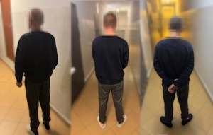 trzy zatrzymane osoby stojące tyłem