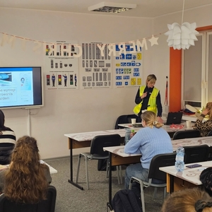 zdjęcia przedstawiają policjantkę w nauce szkoły jazdy