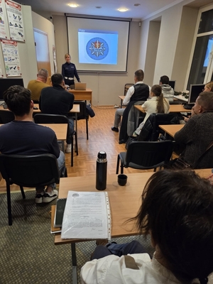 zdjęcia przedstawiają policjantkę w nauce szkoły jazdy