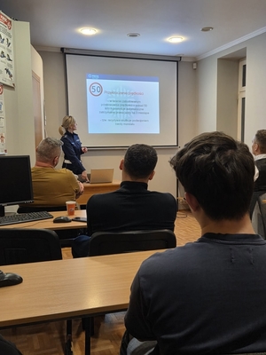 zdjęcia przedstawiają policjantkę w nauce szkoły jazdy