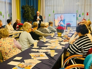 Policjantki za spotkaniu z seniorami