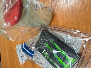 zdjęcia przedstawiają policjantów, osoby, narkotyki