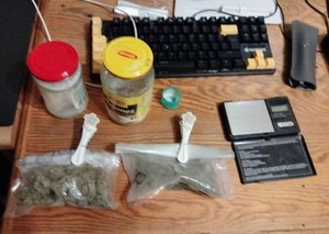 zdjęcia przedstawiają policjantów, osoby, narkotyki