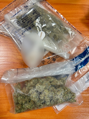 zdjęcia przedstawiają policjantów, osoby, narkotyki