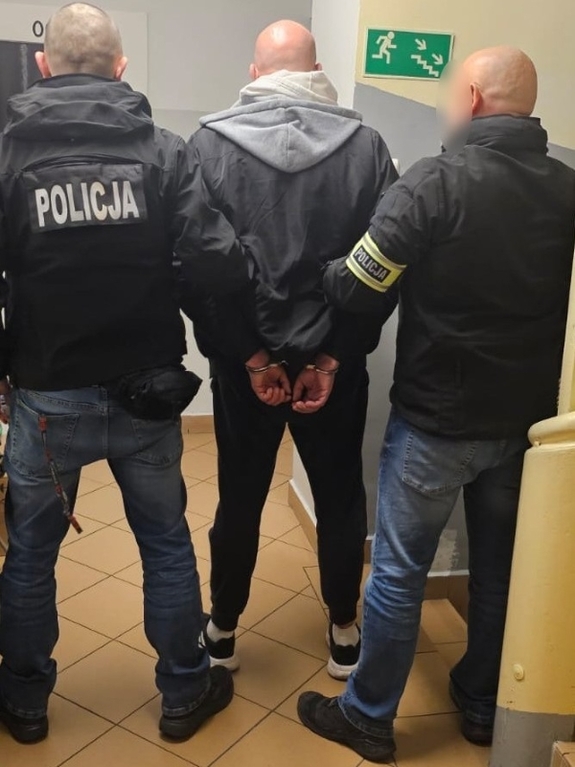 zdjęcia przedstawiają policjantów, osoby, narkotyki