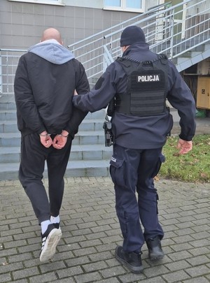 zdjęcia przedstawiają policjantów, osoby, narkotyki