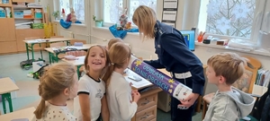 Policjantka ruchu drogowego podczas zajęć z dziećmi