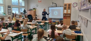 Policjantka ruchu drogowego podczas zajęć z dziećmi