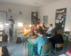 Zdjęcia ze spotkania edukacyjnego Policjantek w Szkole Podstawowej nr 40