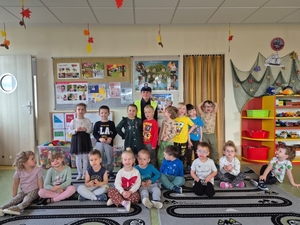 Policjantka z grupą przedszkolaków