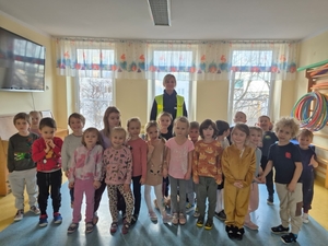 Policjantka z grupą przedszkolaków