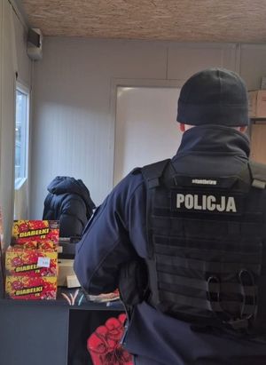 policjanci kontrolujący punkty sprzedaży fajerwerków