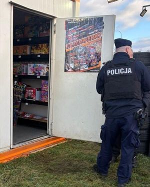 policjanci kontrolujący punkty sprzedaży fajerwerków