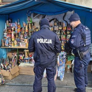 policjanci kontrolujący punkty sprzedaży fajerwerków
