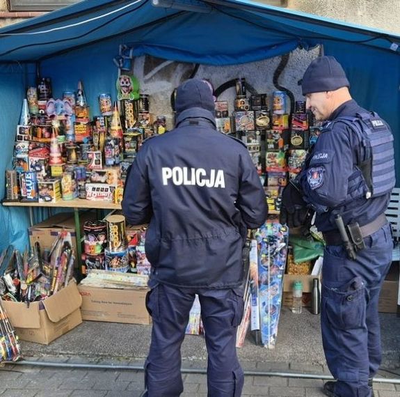 policjanci kontrolujący punkty sprzedaży fajerwerków