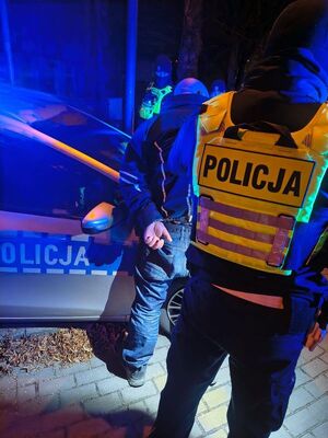 Policjanci z zatrzymanymi.