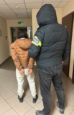 Policjanci z zatrzymanymi.