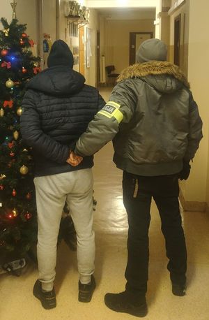 Policjant z zatrzymanym mężczyzną.