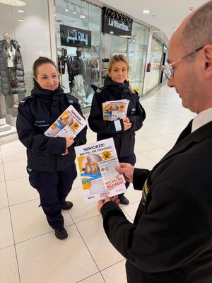 Policjantki prowadzące kampanię informacyjną.