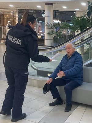 Policjantki prowadzące kampanię informacyjną.