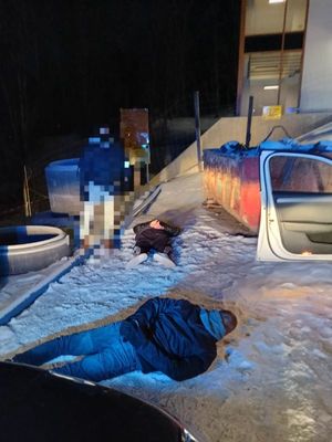 Zdjęcie przedstawia policjanta z zatrzymanym.