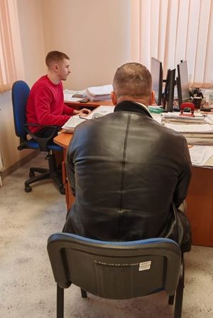 Zdjęcie przedstawia policjanta z zatrzymanym.