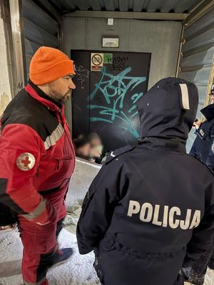 Policjanci wraz z ratownikami i osobami w kryzysie bezdomności.