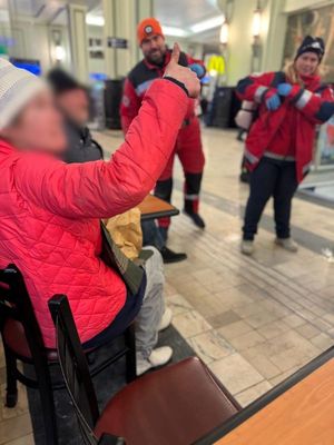 Policjanci wraz z ratownikami i osobami w kryzysie bezdomności.