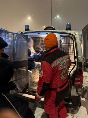 Policjanci wraz z ratownikami i osobami w kryzysie bezdomności.