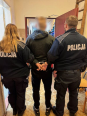 Policjanci z zatrzymanym oraz broń.