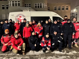 Policjanci i ratownicy PCK podczas działań