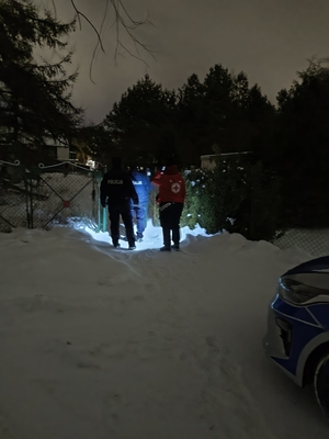 Policjanci i ratownicy PCK podczas działań