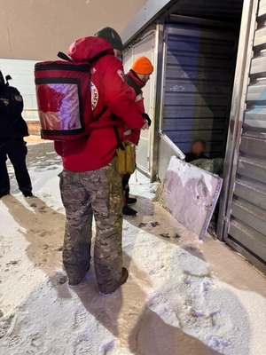 Policjanci i ratownicy PCK podczas działań
