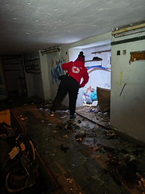 Policjanci i ratownicy PCK podczas działań