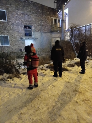 Policjanci i ratownicy PCK podczas działań