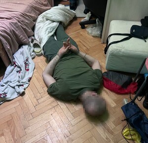 policjanci z zatrzymanymi