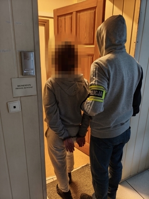 policjanci z zatrzymanymi