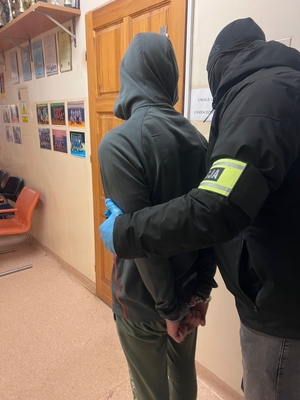 policjanci z zatrzymanymi