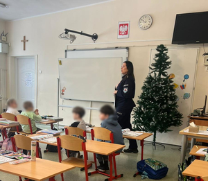 Policjantka na zajęciach z uczniami SP 51 przed feriami