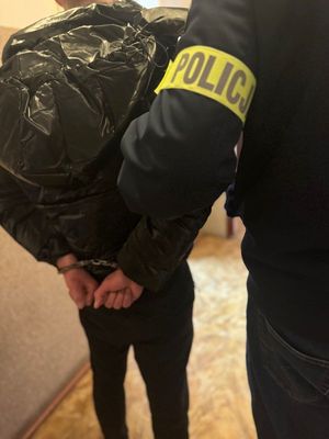 policjant z zatrzymanym