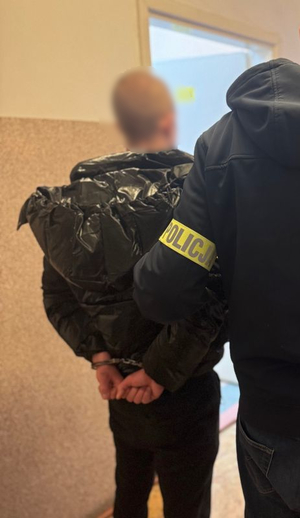 policjant z zatrzymanym