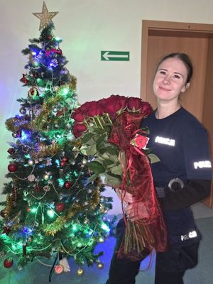 Policjantka z kwiatami