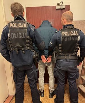 Policjant z zatrzymanym mężczyzną.