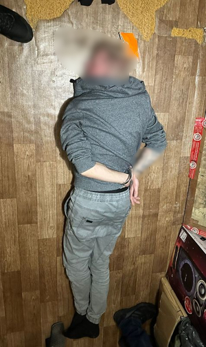 Policjant z zatrzymanym mężczyzną.